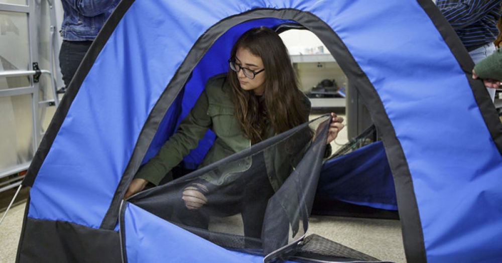 女孩工程師團隊為街友發明了太陽能帳篷