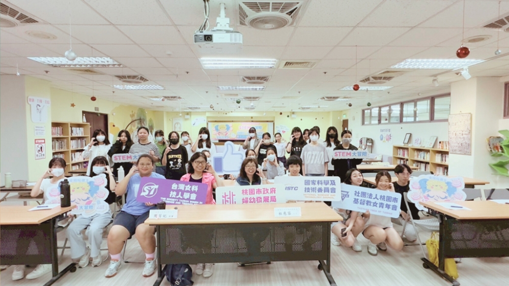 女孩玩很大 STEM 大冒險 ー啟動 STEM 女孩成長系列，從化學實作展開科學探索旅程